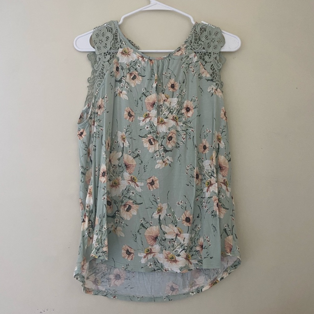 Sleeveless floral & lace top
